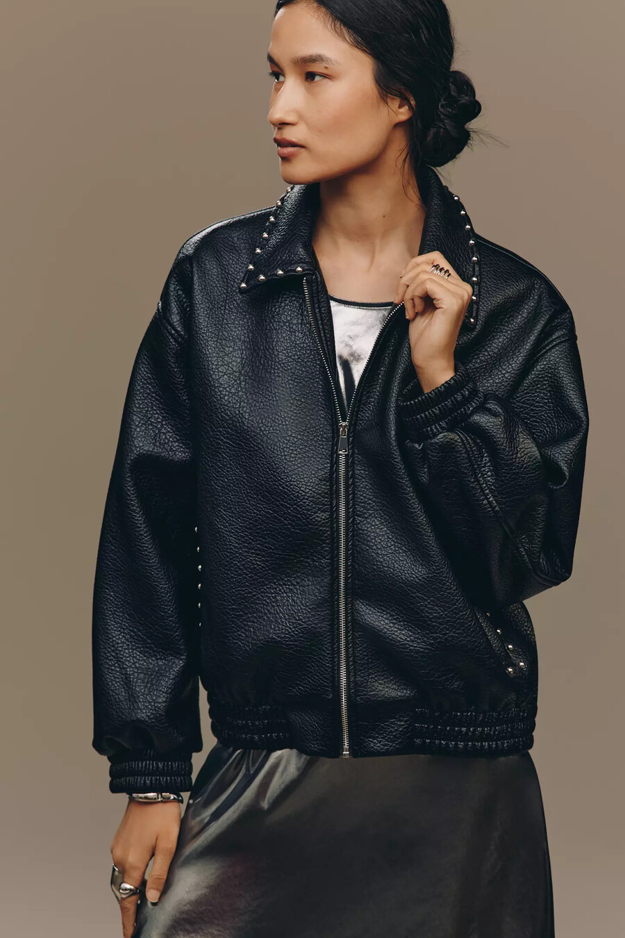 chaqueta bomber de piel sintética con tachuelas rylie de pilcro