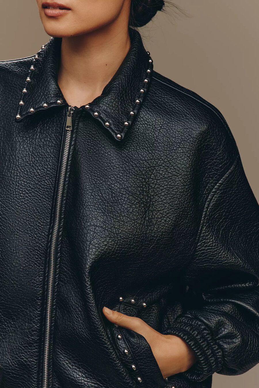 chaqueta bomber de piel sintética con tachuelas rylie de pilcro