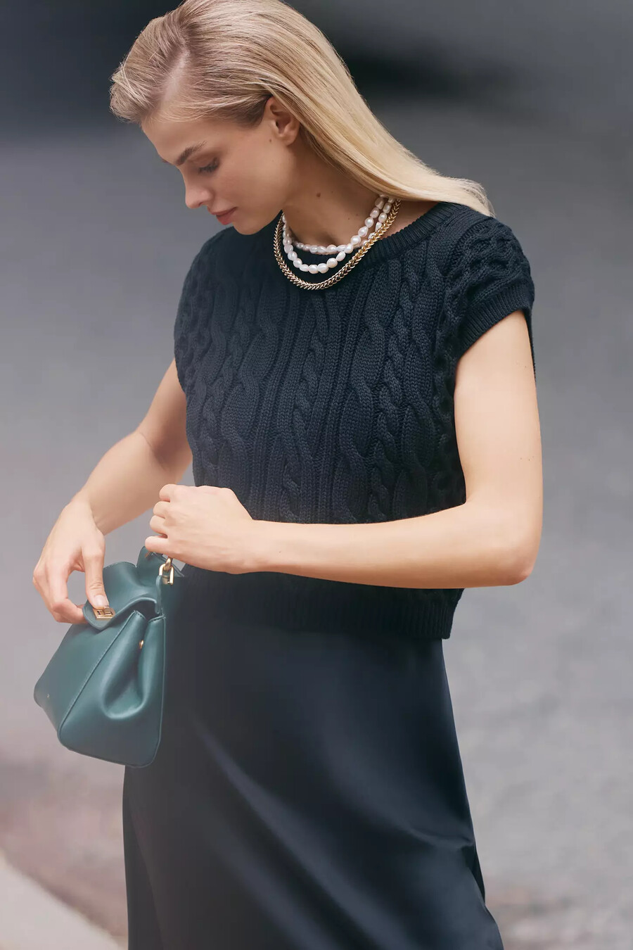 conjunto de suéter con mangas cortas y vestido de tirantes gemini