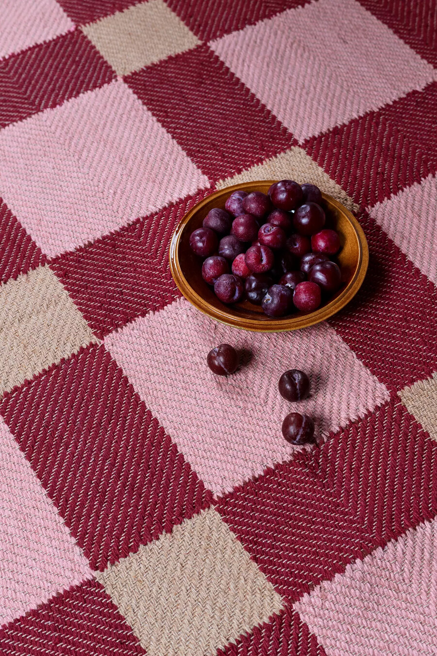 alfombra de yute layered x evelina kroon plum punch