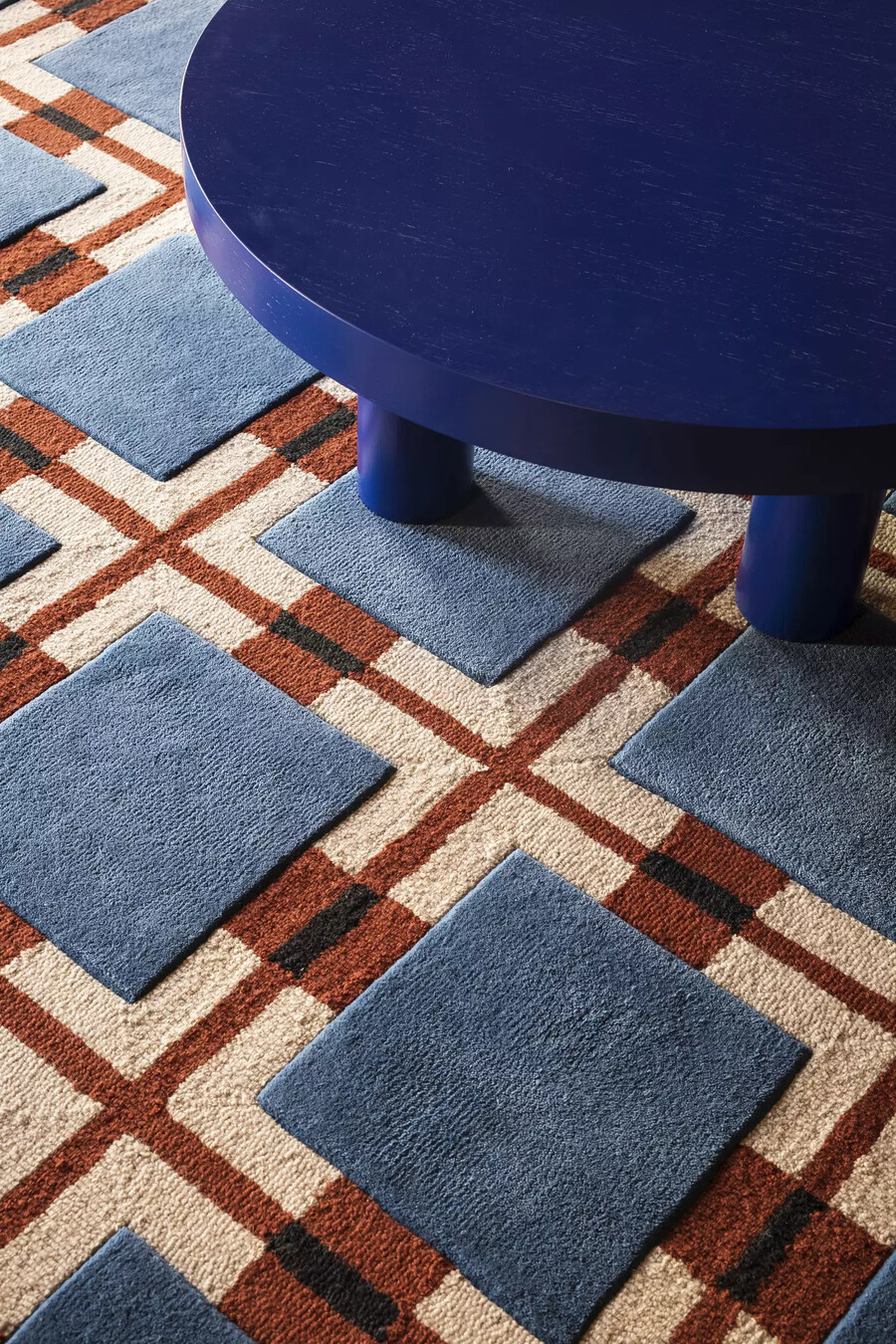 alfombra de lana layered x evelina kroon berry rain