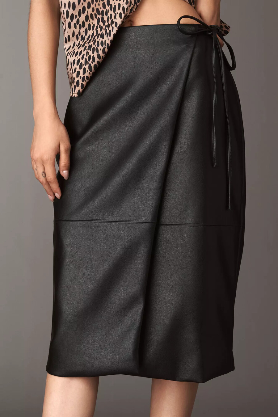 falda midi cruzada de piel sintética de maeve