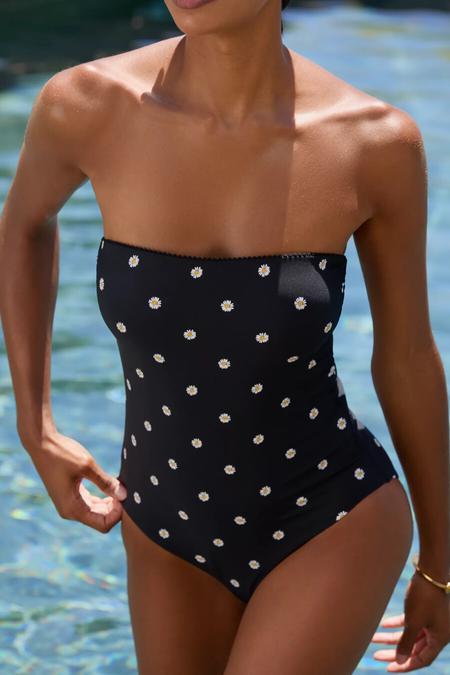 traje de baño de una pieza con bandeau y cadena de margaritas de seafolly