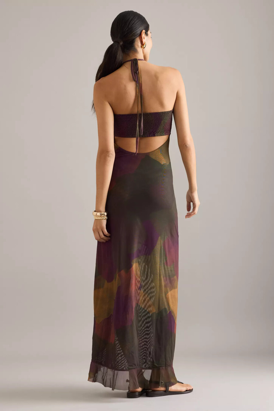 vestido halter con escote alto y bajo de celidonia