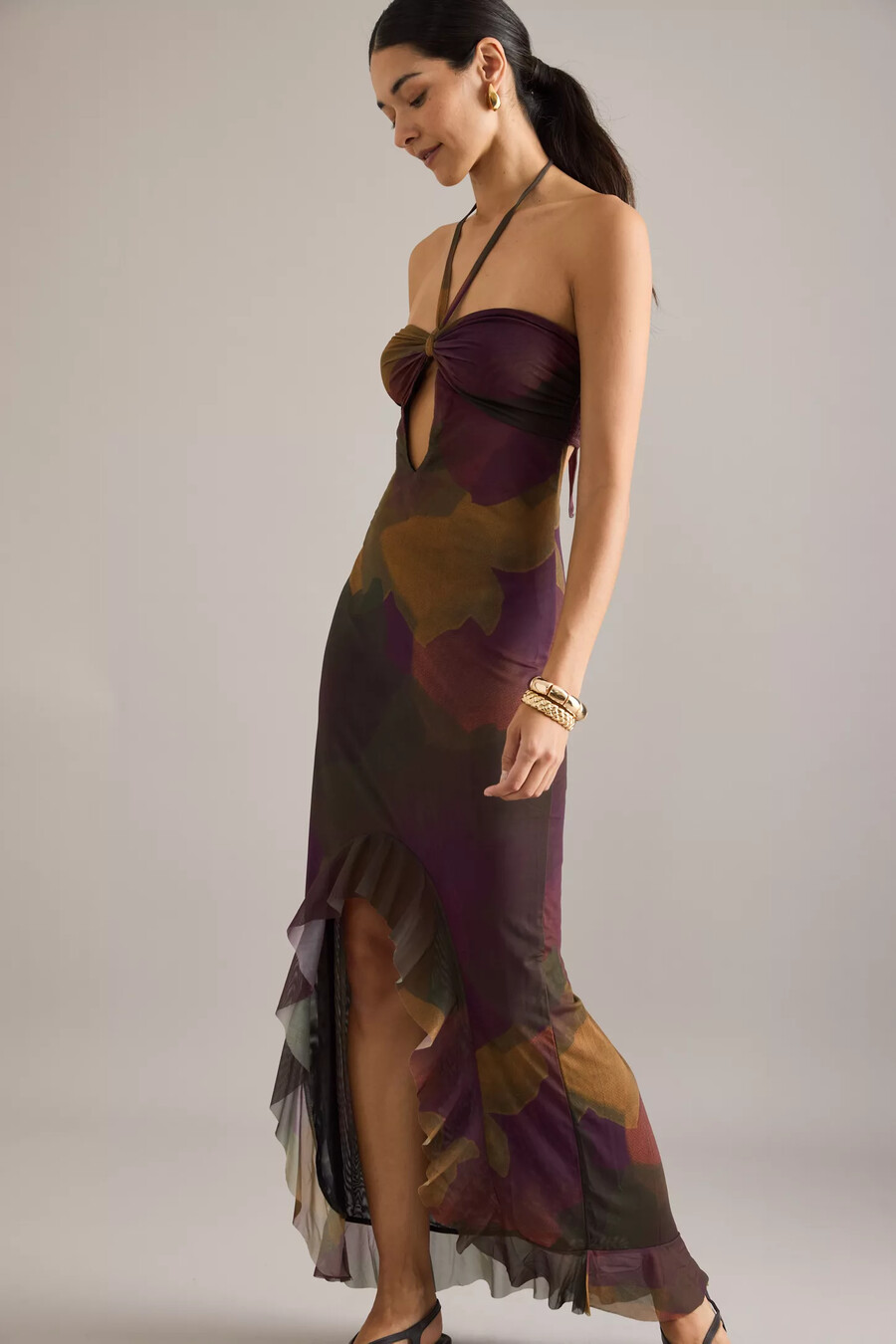 vestido halter con escote alto y bajo de celidonia