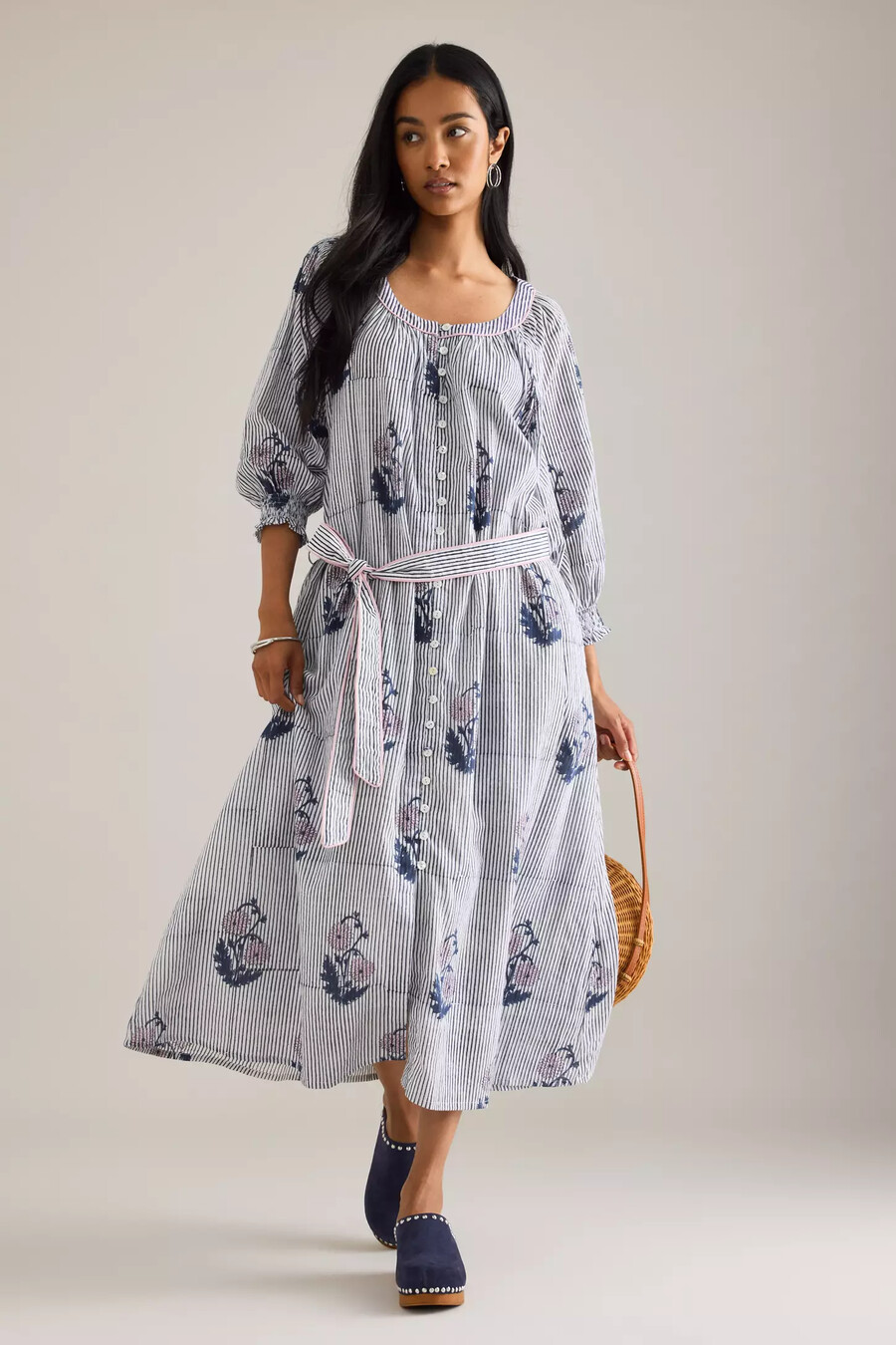 vestido midi con botones y cinturón de jasmine de dilli grey