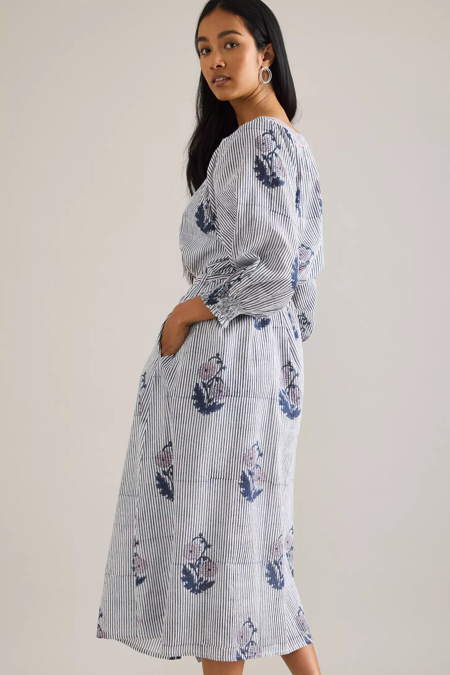 vestido midi con botones y cinturón de jasmine de dilli grey