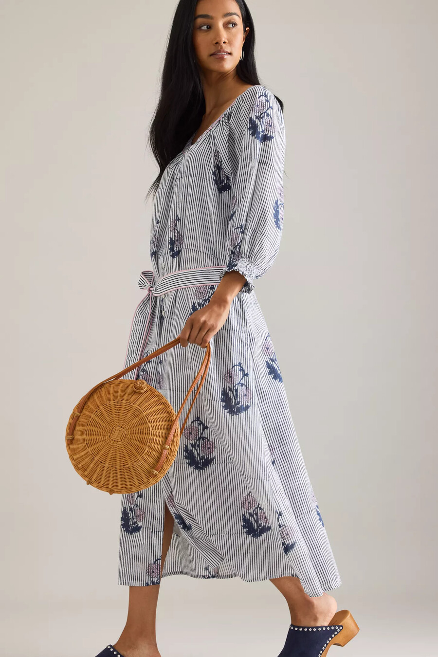 vestido midi con botones y cinturón de jasmine de dilli grey