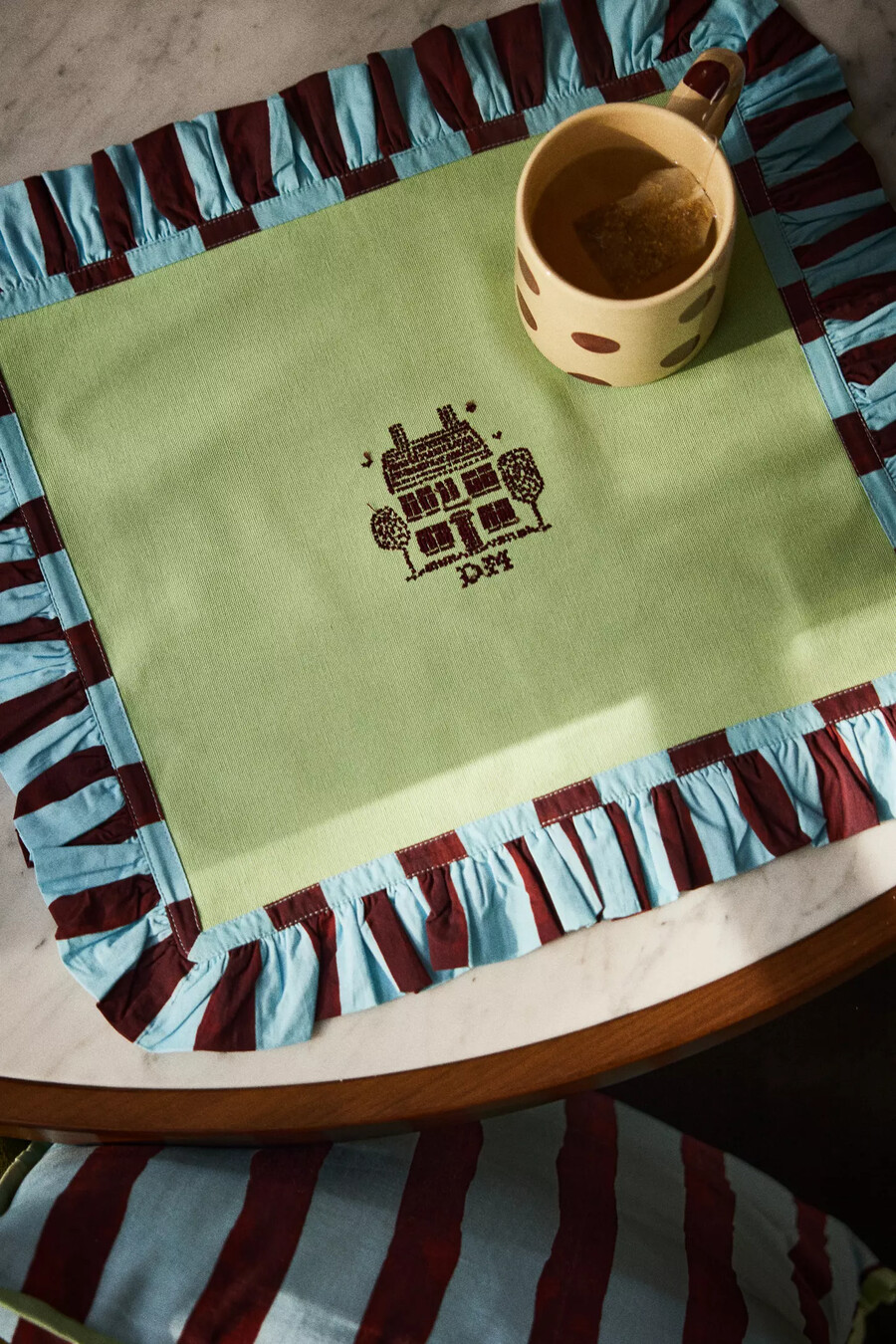 manteles individuales bordados con volantes de damson madder juego de 2