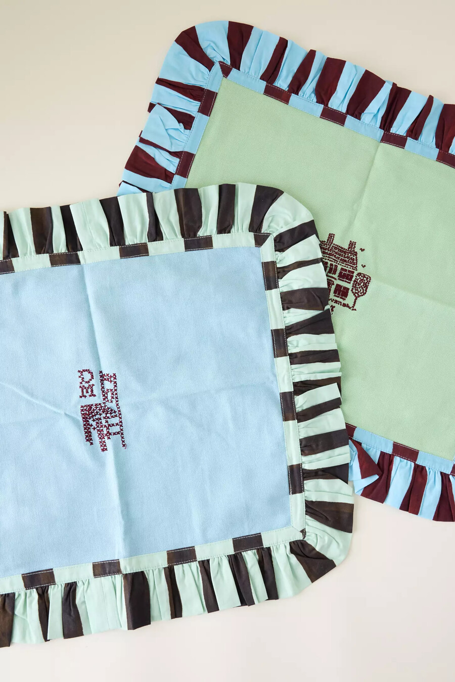 manteles individuales bordados con volantes de damson madder juego de 2