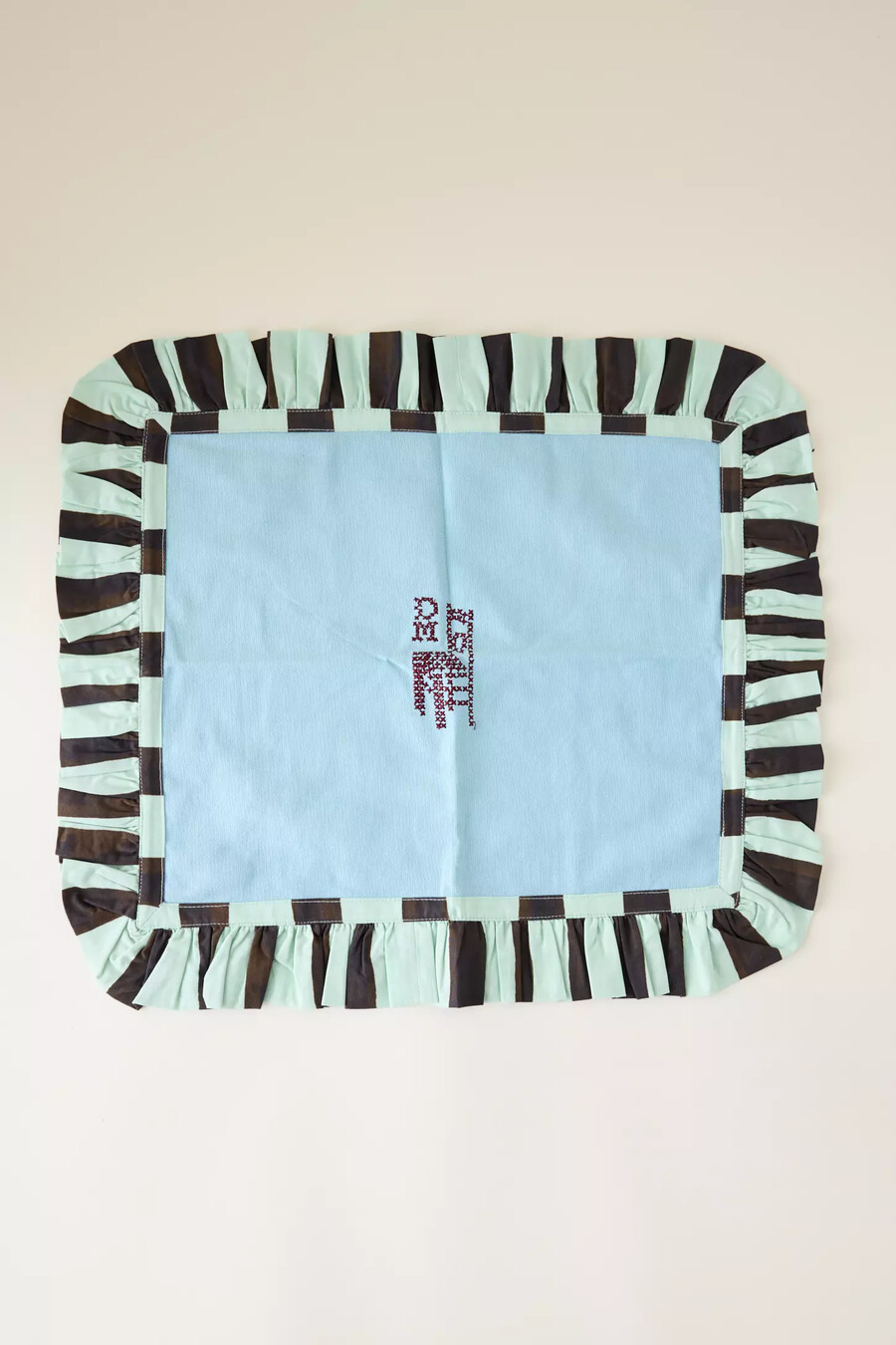 manteles individuales bordados con volantes de damson madder juego de 2