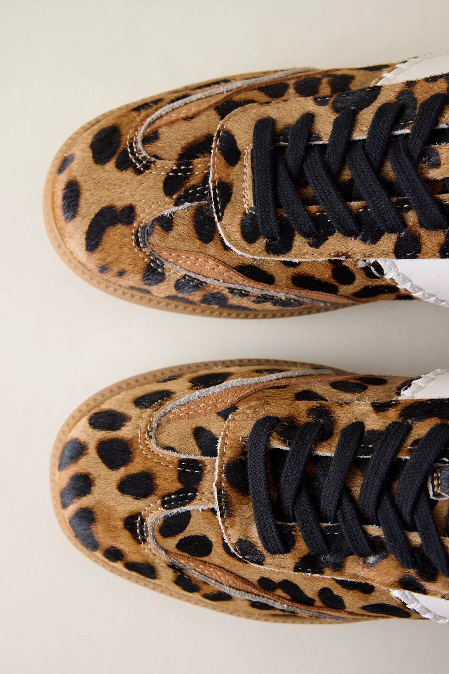 zapatillas deportivas de pelo de becerro con puntada de aviso de dolce vita