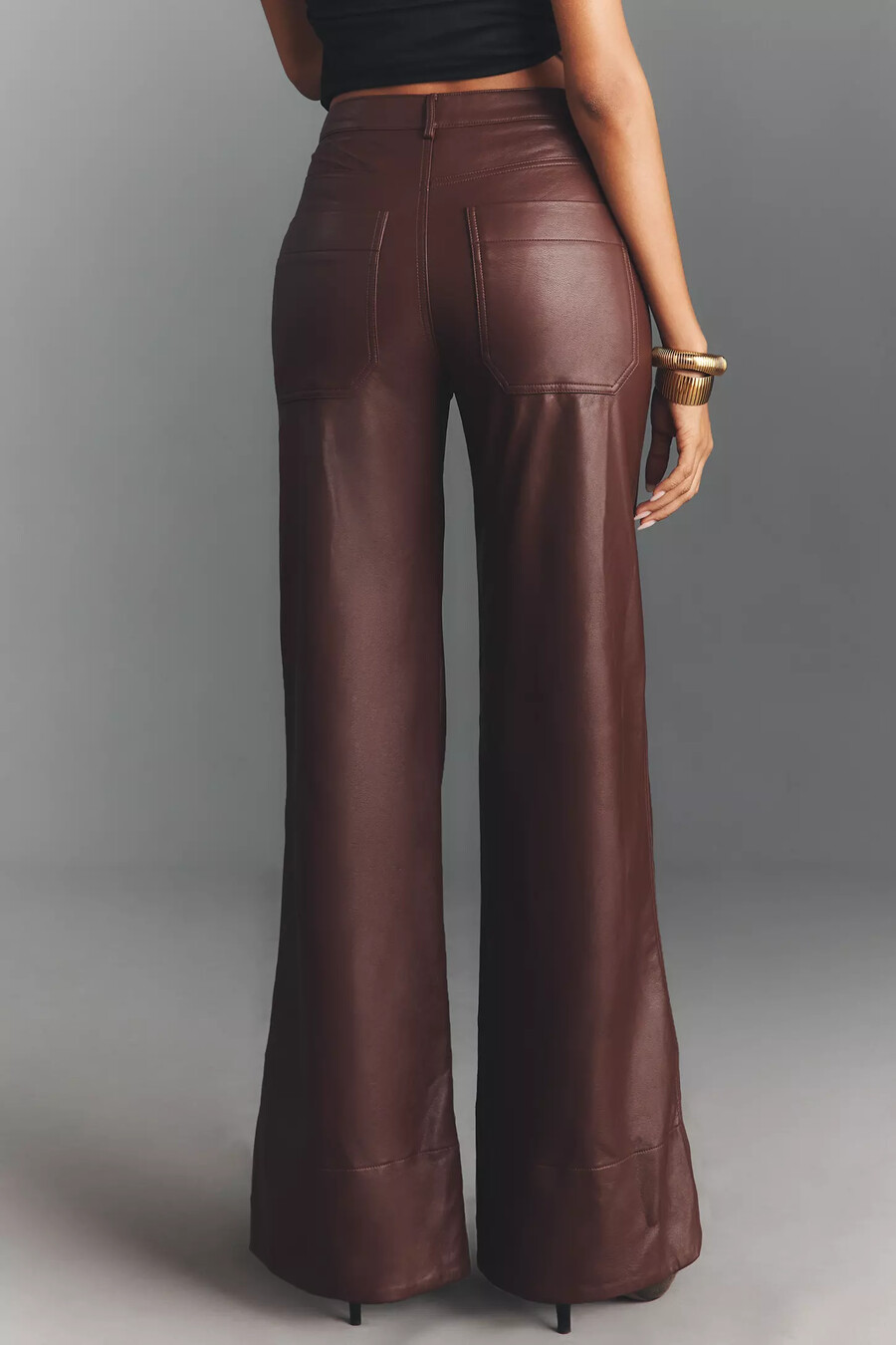 pantalones acampanados de tiro alto y holgados de piel sintética rylan de pilcro