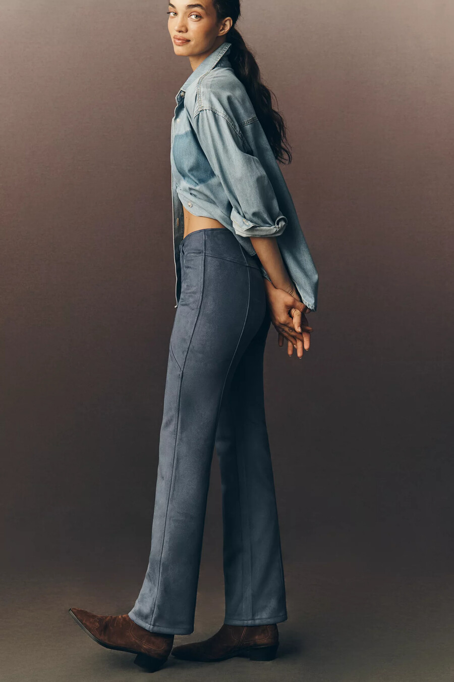 pantalones acampanados ajustados de ante sintético de anthropologie