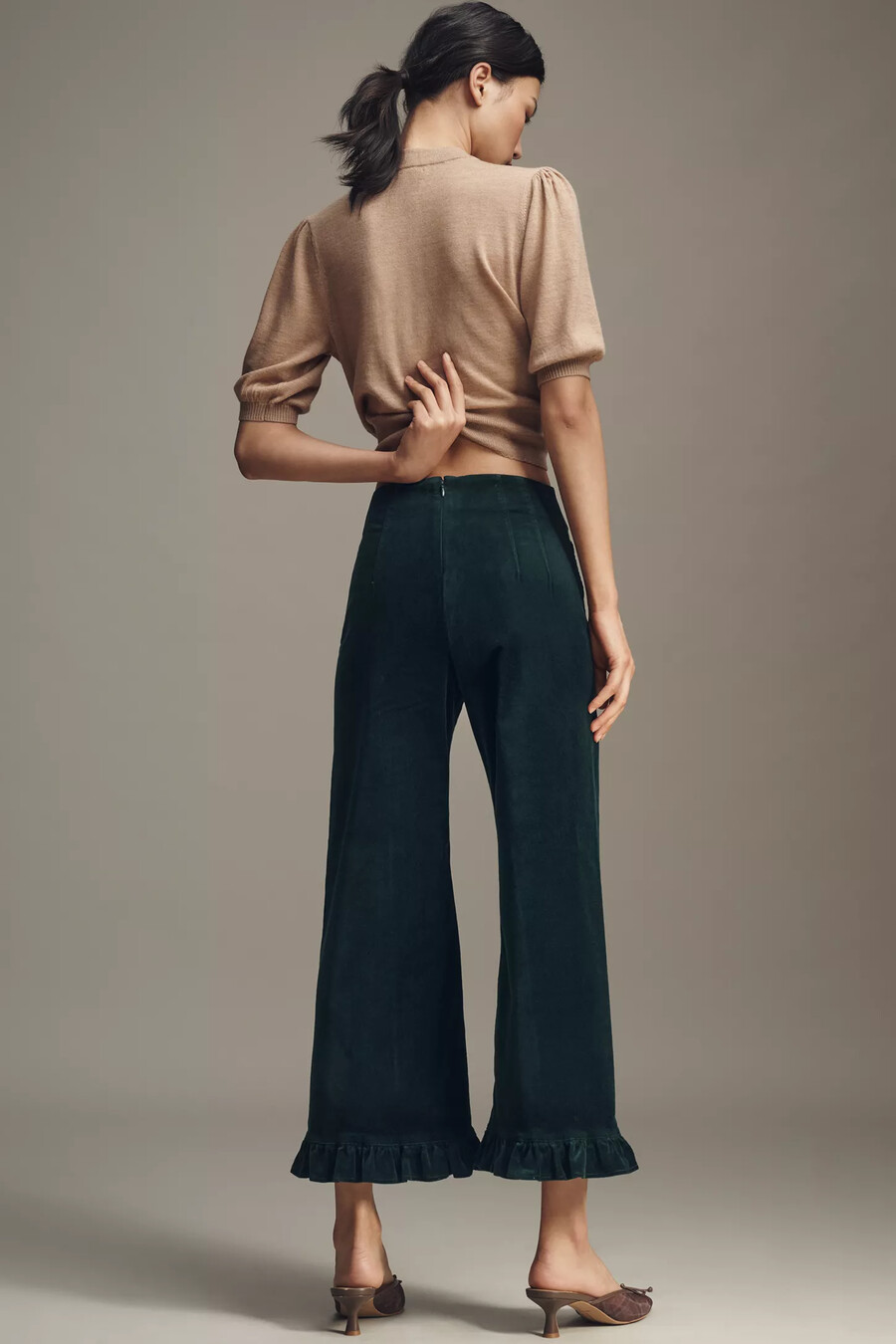 pantalones colette crop de terciopelo con volantes en el bajo de maeve