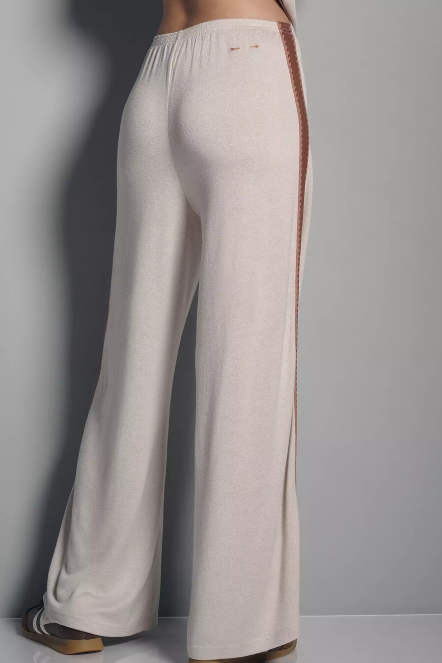 pantalones color avellana de the upside quest
