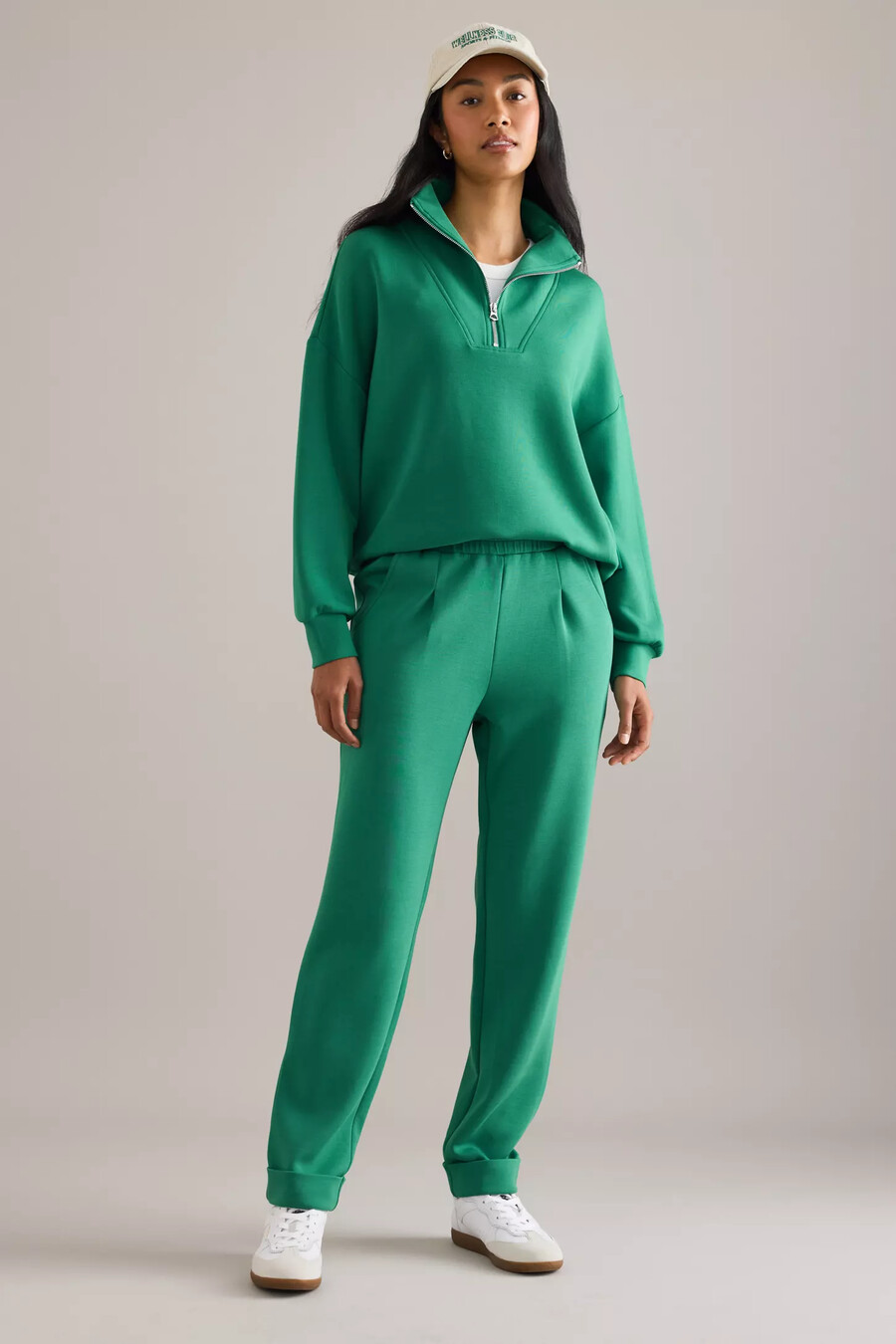 pantalones deportivos varley con puños enrollados